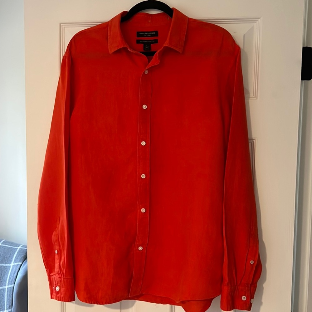 Men’s large Banana Republic untucked standard fit linen button down shirt.
